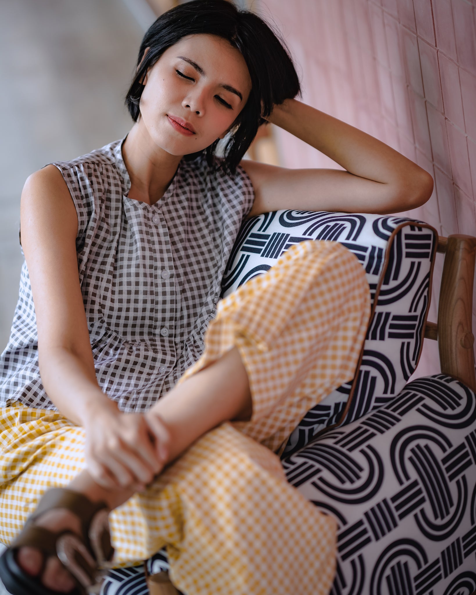 BASIC GINGHAM SLEEVELESS CROP TOP IN GREY