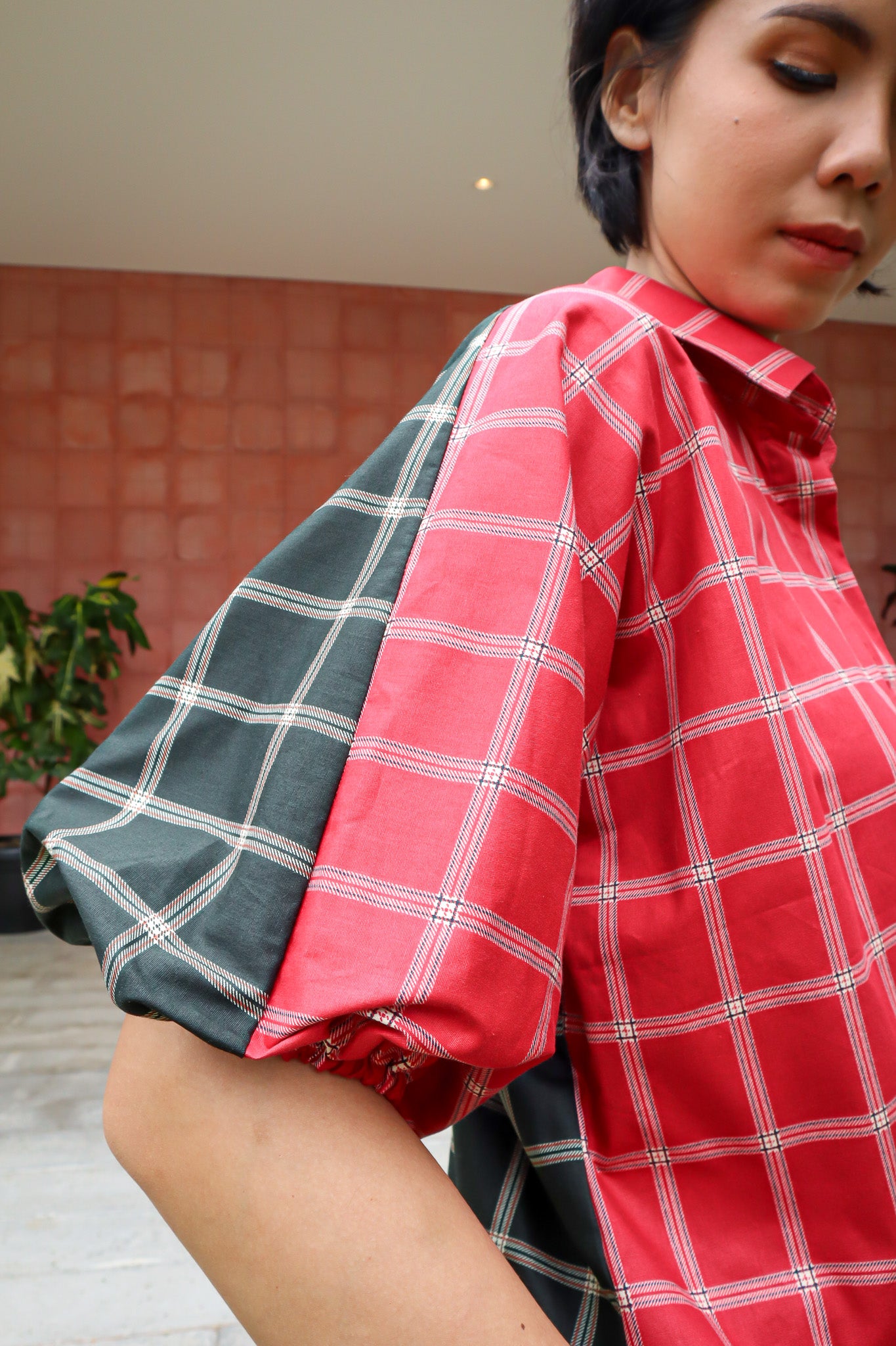 BASIC SQUARE PUFFY TOP IN BLACK MAROON