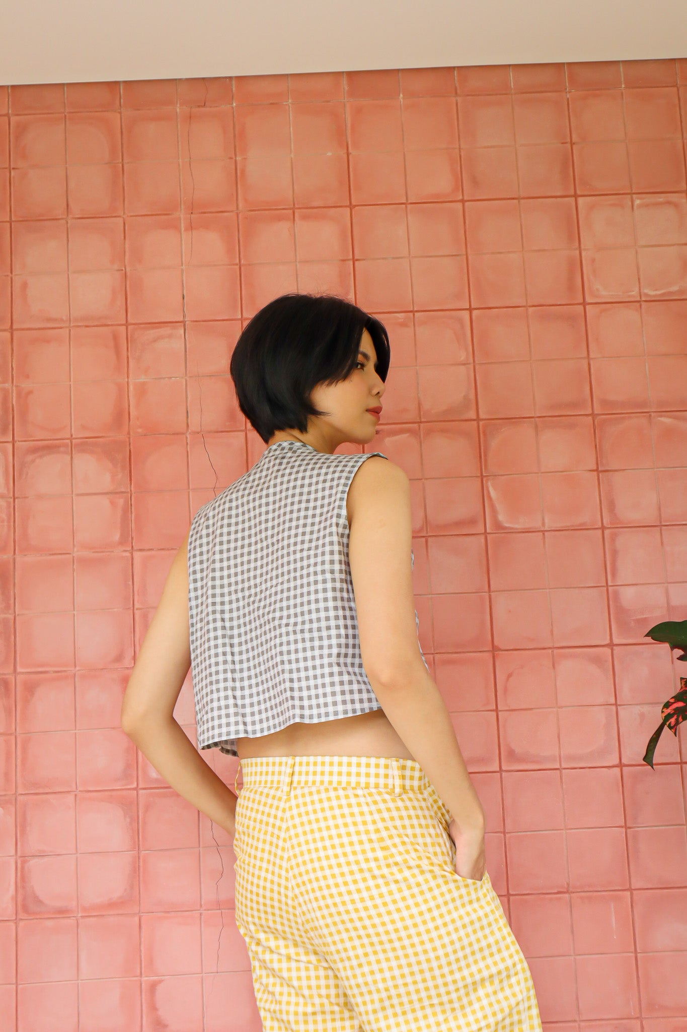 BASIC GINGHAM SLEEVELESS CROP TOP IN GREY