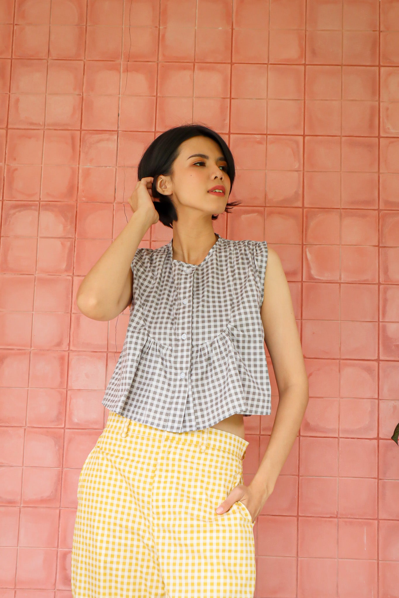 BASIC GINGHAM SLEEVELESS CROP TOP IN GREY
