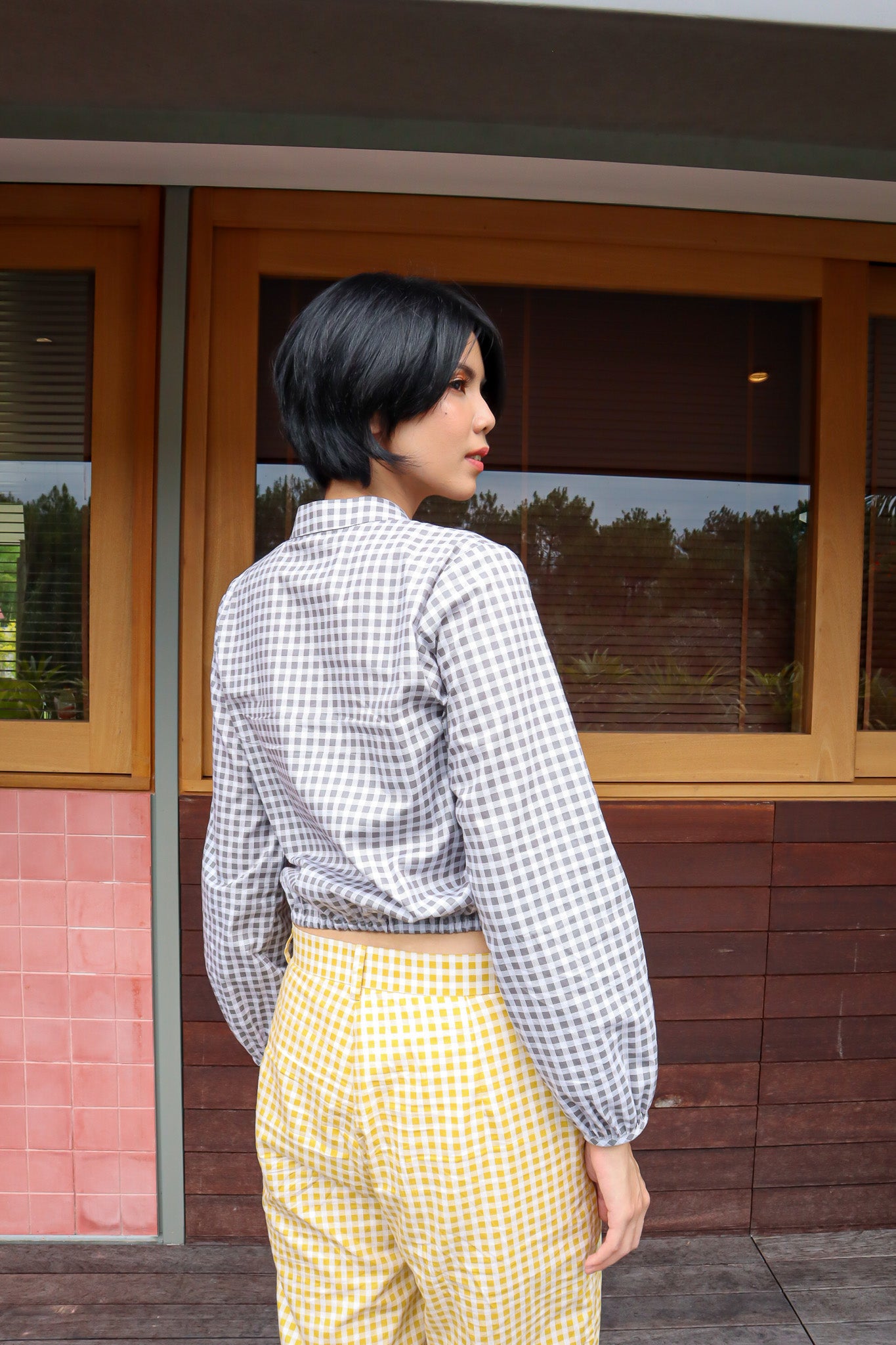 BASIC GINGHAM CROP BLOUSE IN GREY