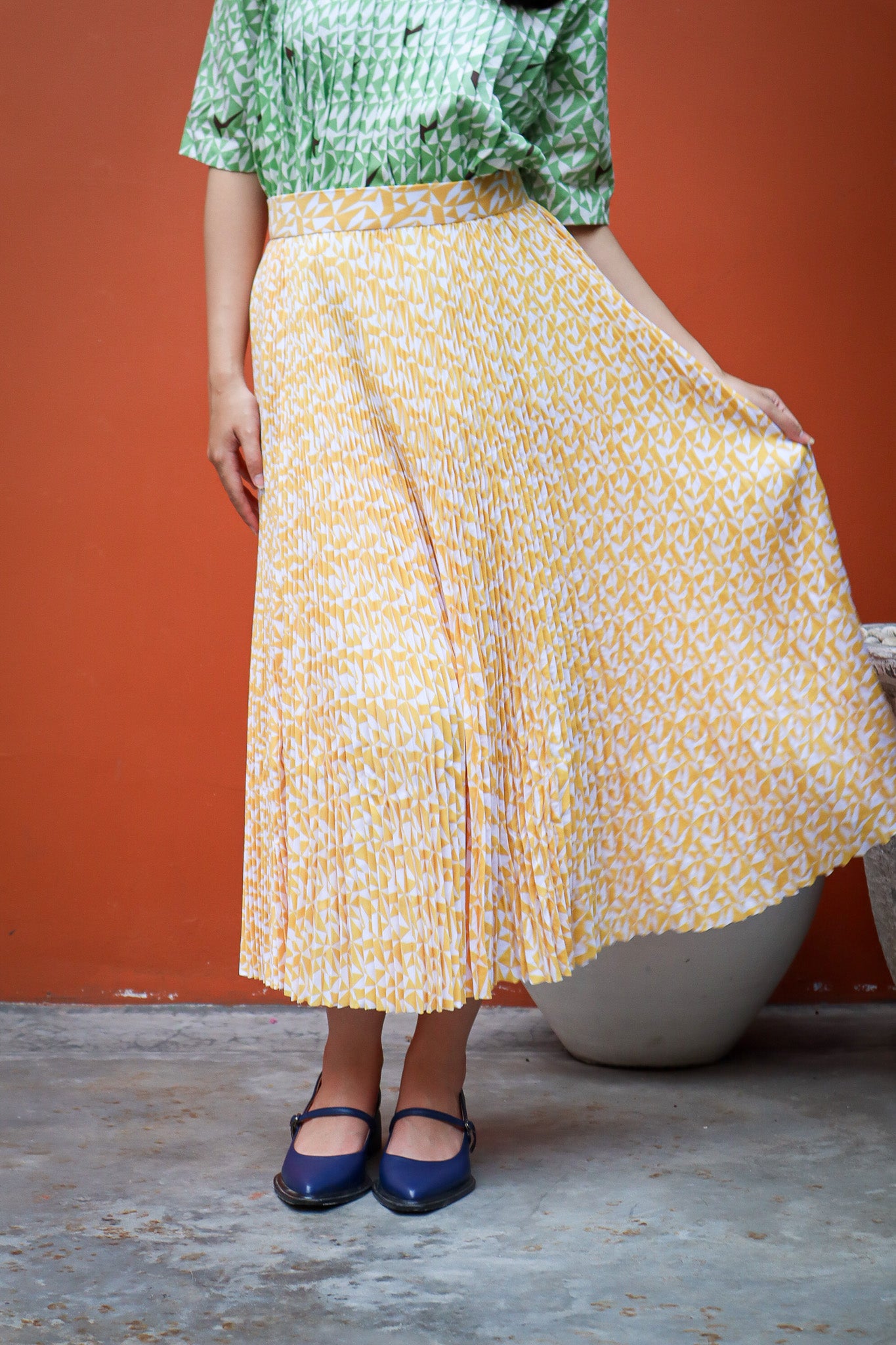 HORIZON UMBRELLA PLEATS SKIRT IN YELLOW