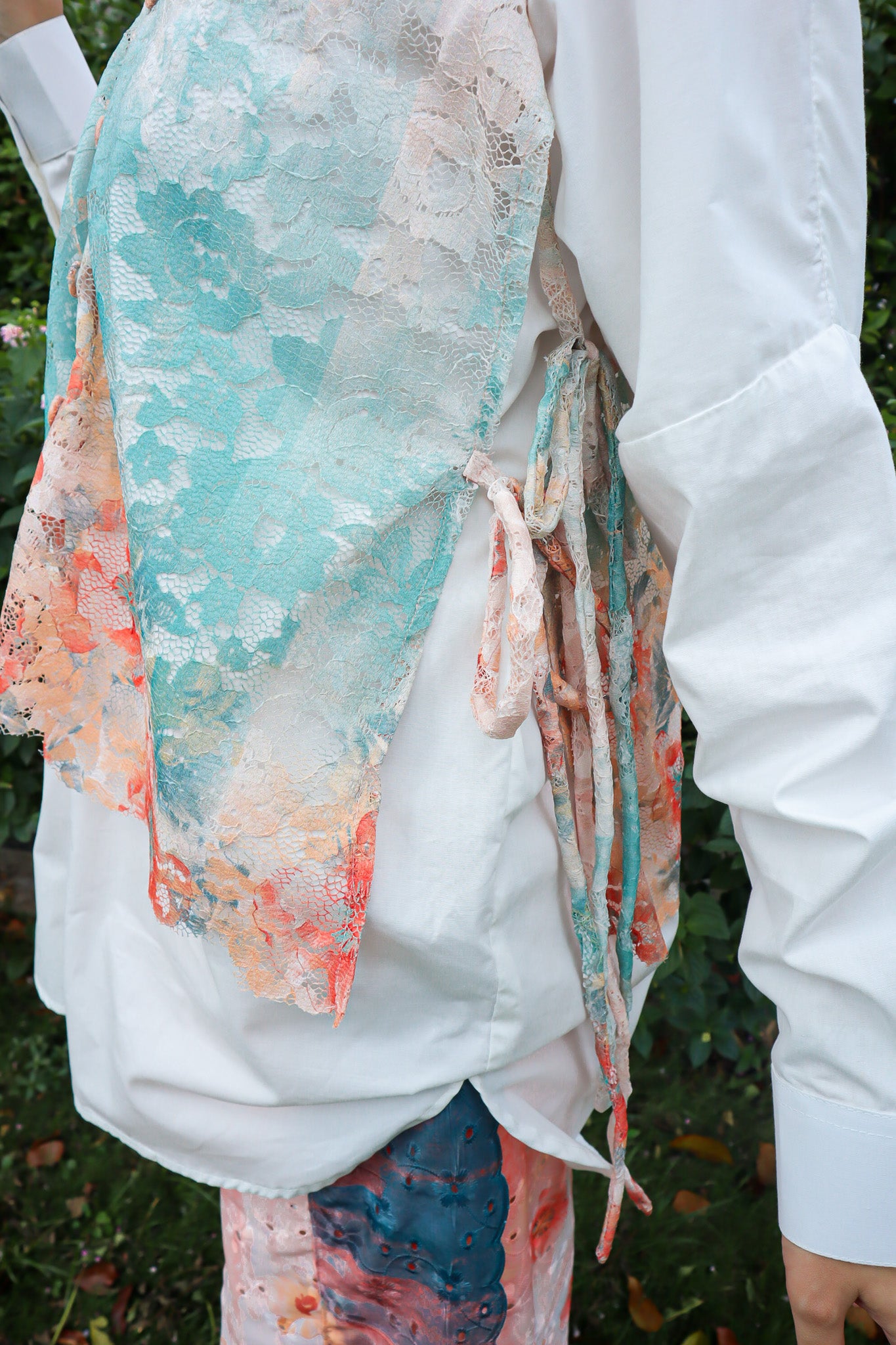 BLOOMING RAYA LACE BUTTON VEST
