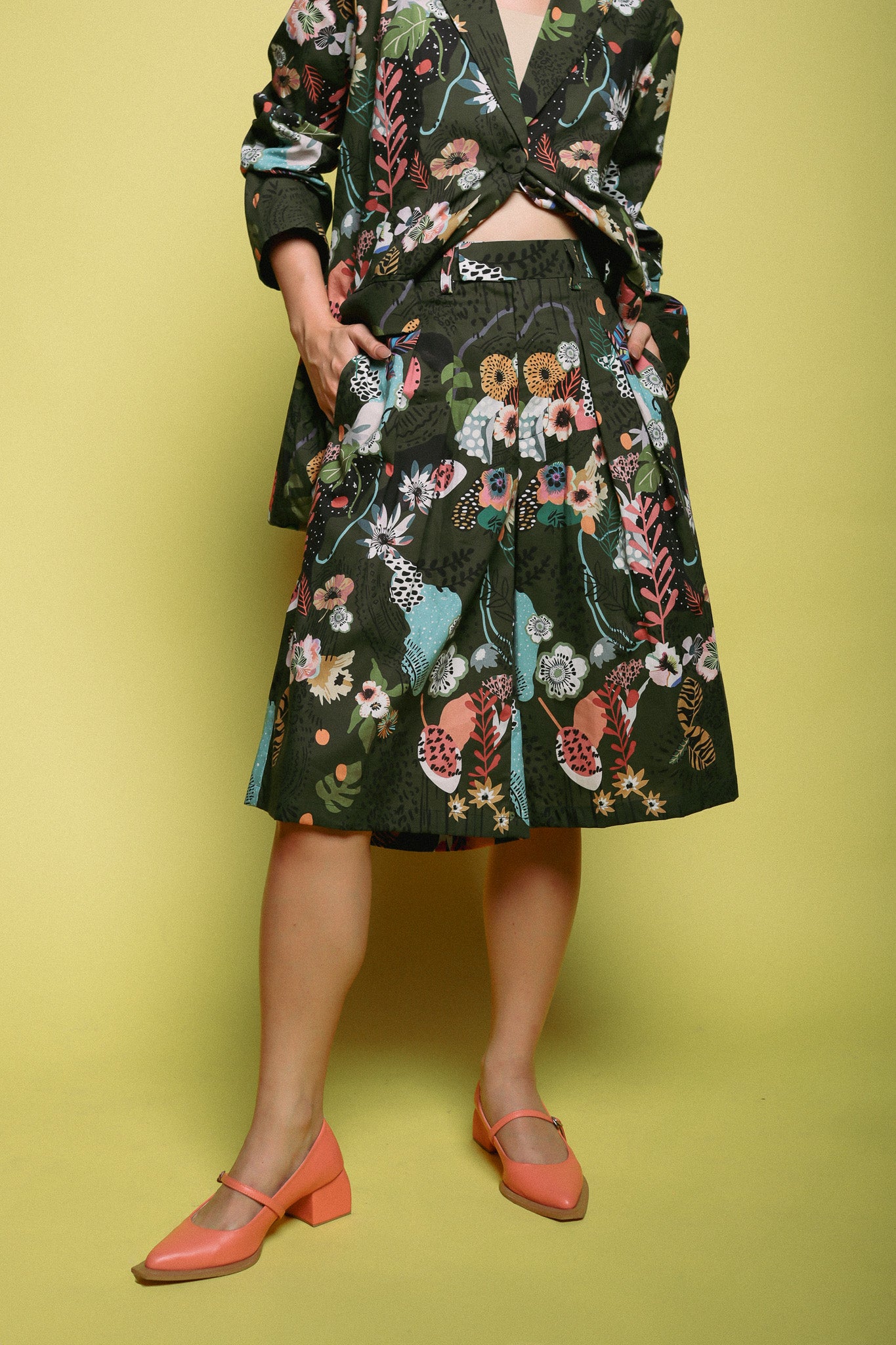 CHRYSANT BERMUDA PANTS IN GREEN
