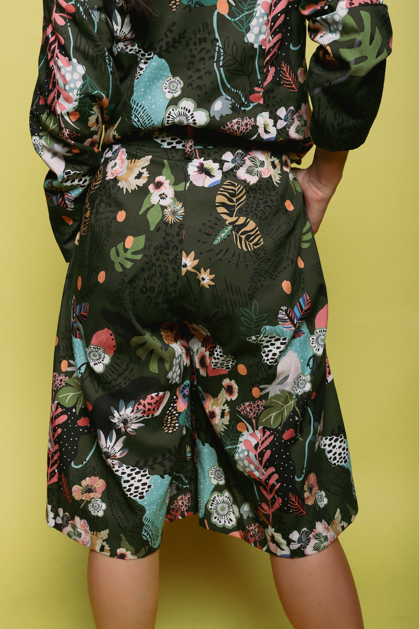 CHRYSANT BERMUDA PANTS IN GREEN