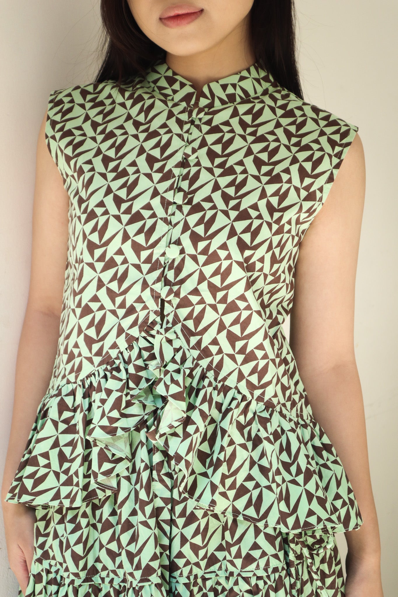 HORIZON RUFFLE SLEEVELESS TOP IN BROWN