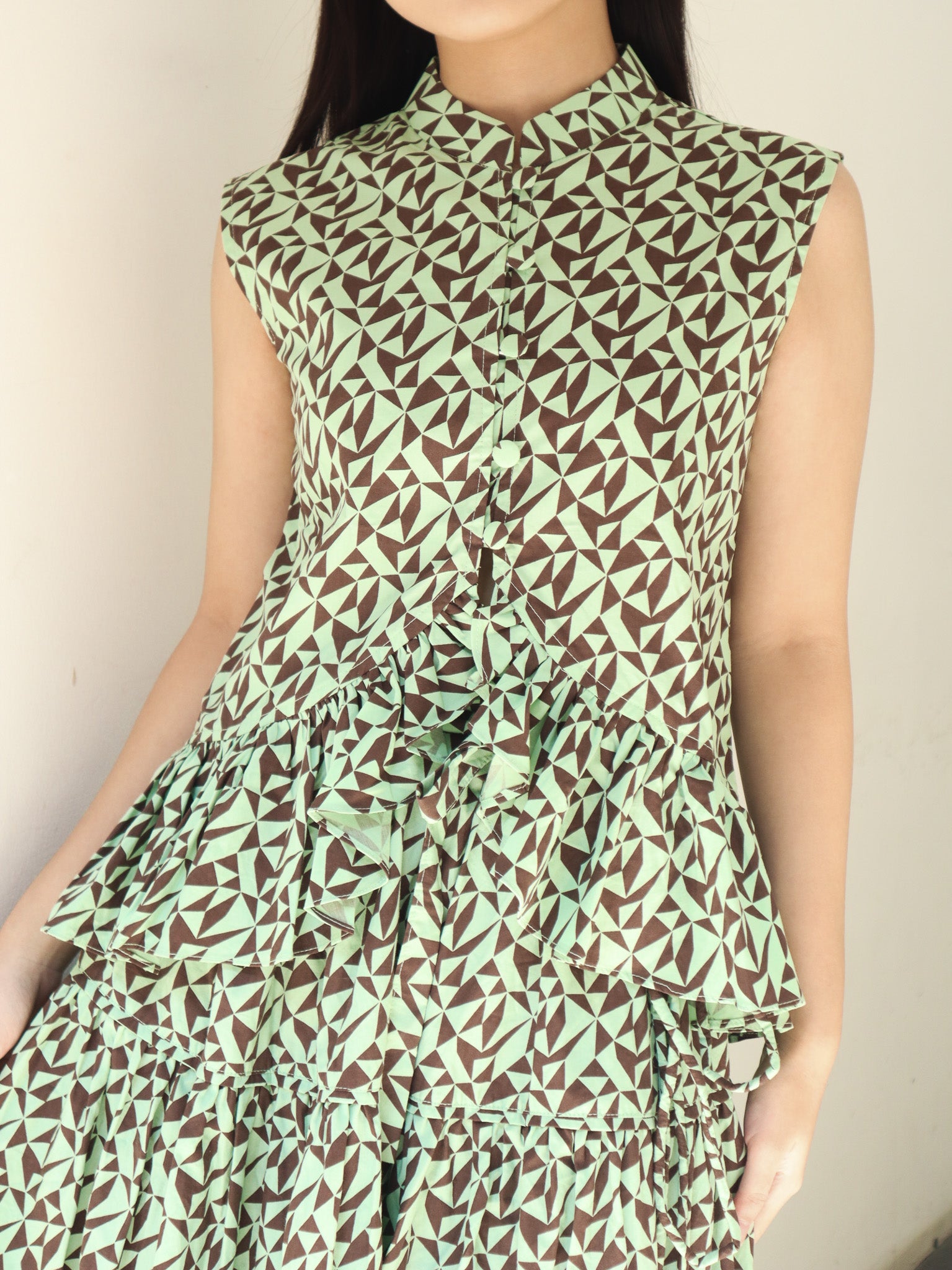 HORIZON RUFFLE SLEEVELESS TOP IN BROWN