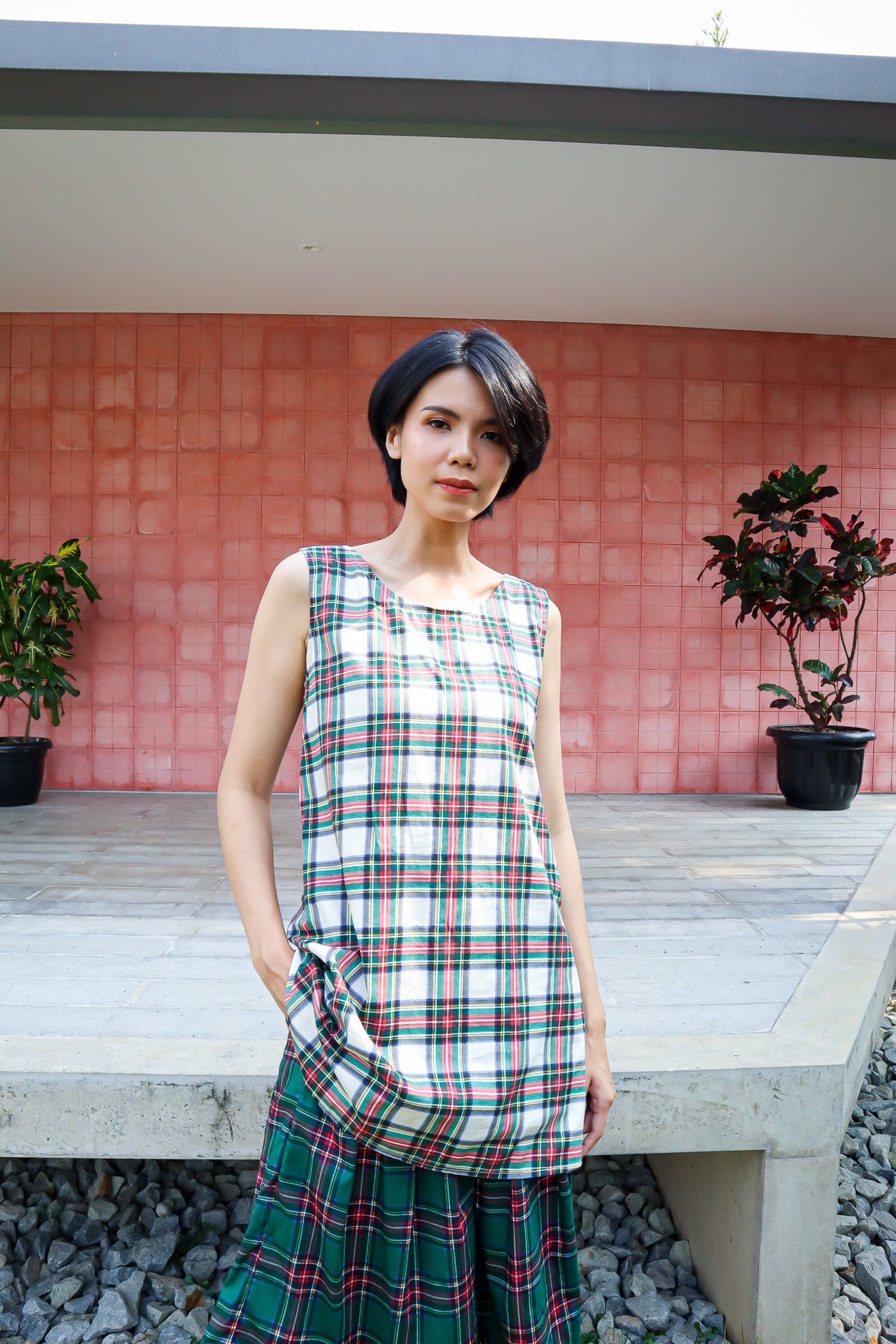 BASIC TARTAN SLEEVELESS BLOUSE IN KHAKI