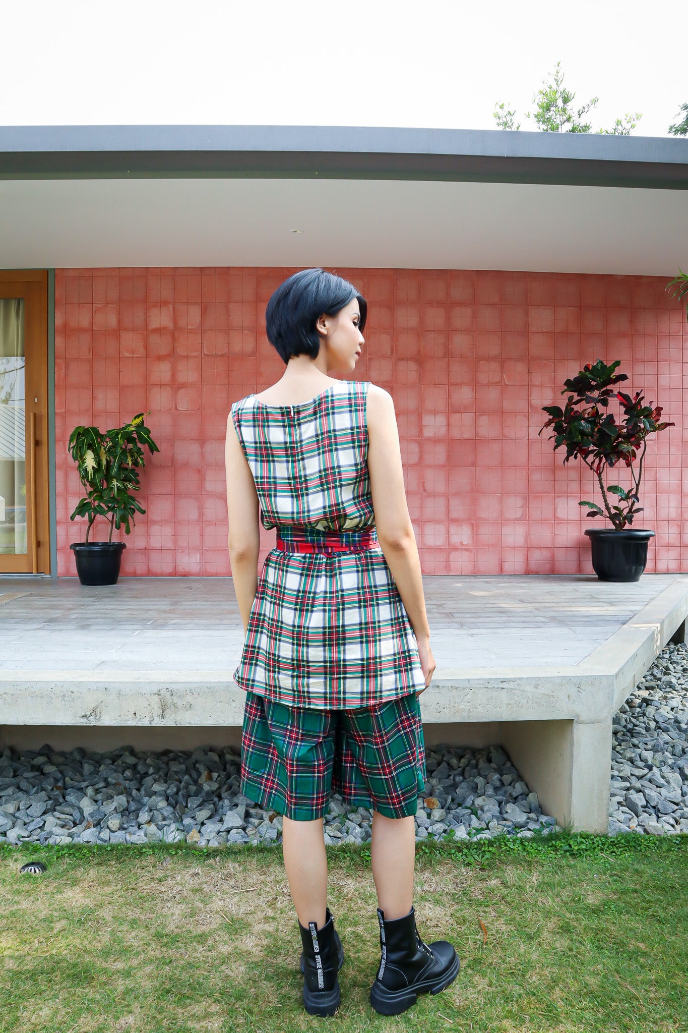 BASIC TARTAN SLEEVELESS BLOUSE IN KHAKI