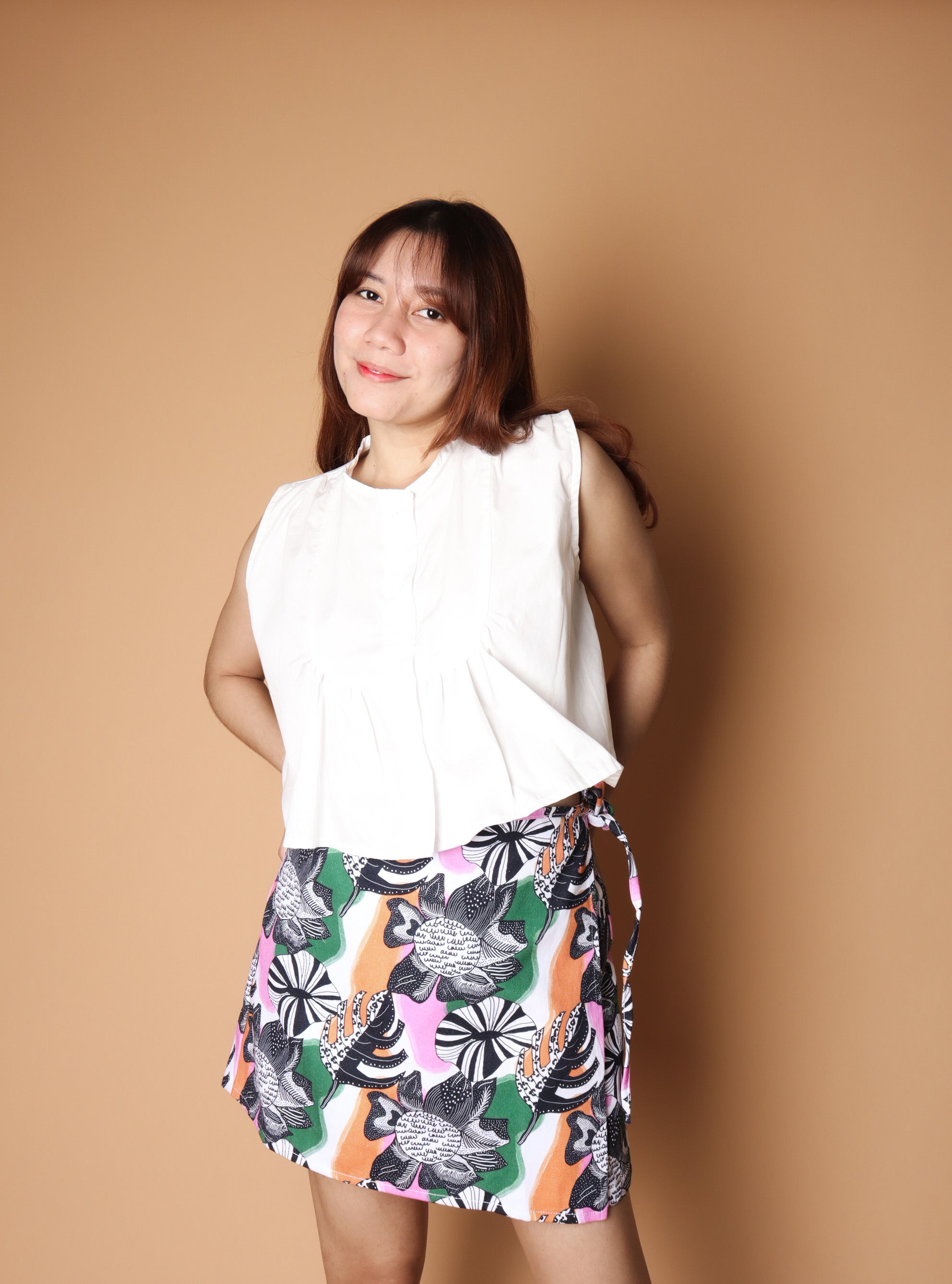 BASIC SLEEVELESS CROP TOP IN WHITE