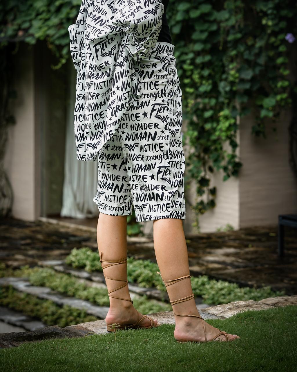 WONDER WOMAN BERMUDA PANTS IN BLACK AND WHITE