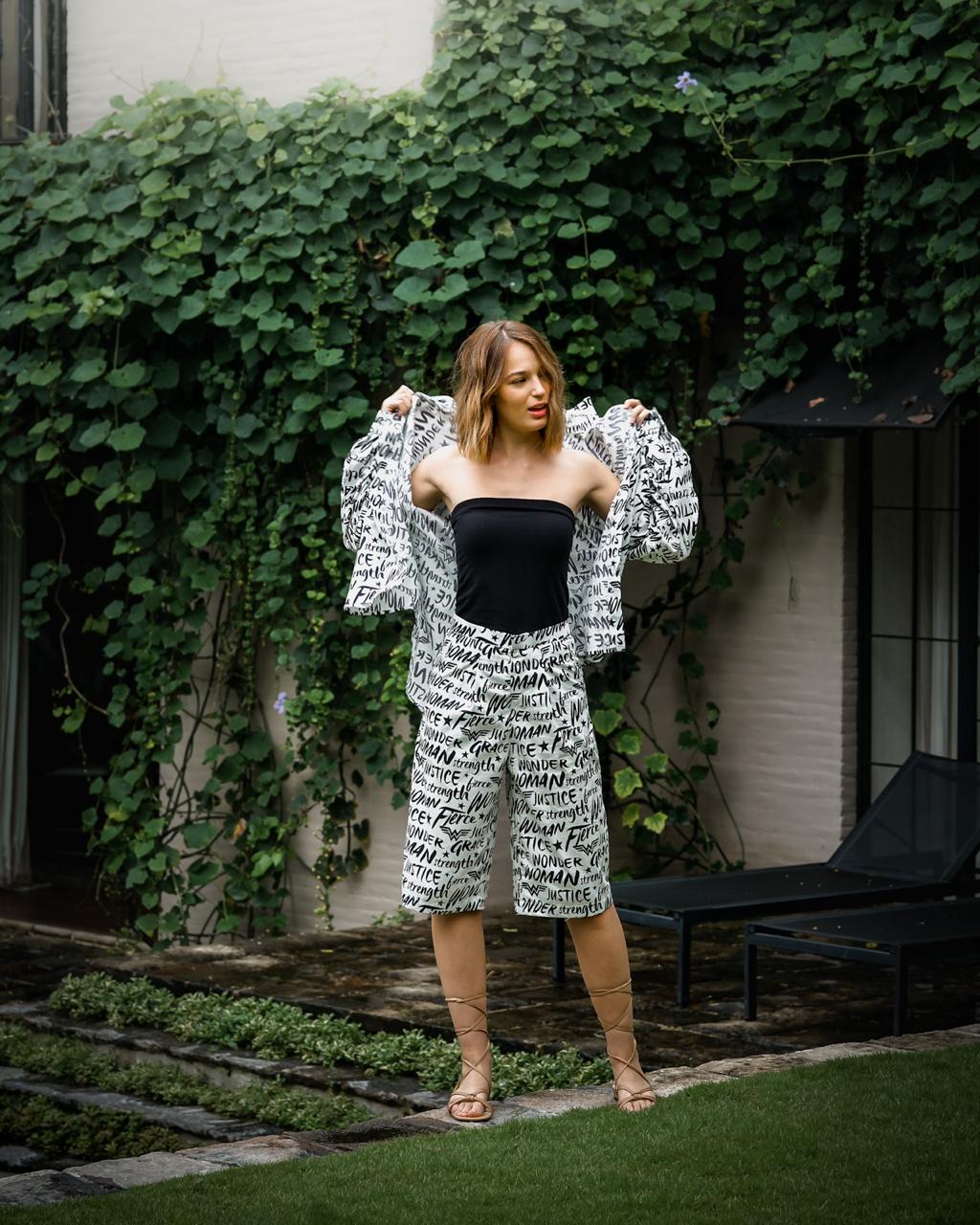 WONDER WOMAN BERMUDA PANTS IN BLACK AND WHITE