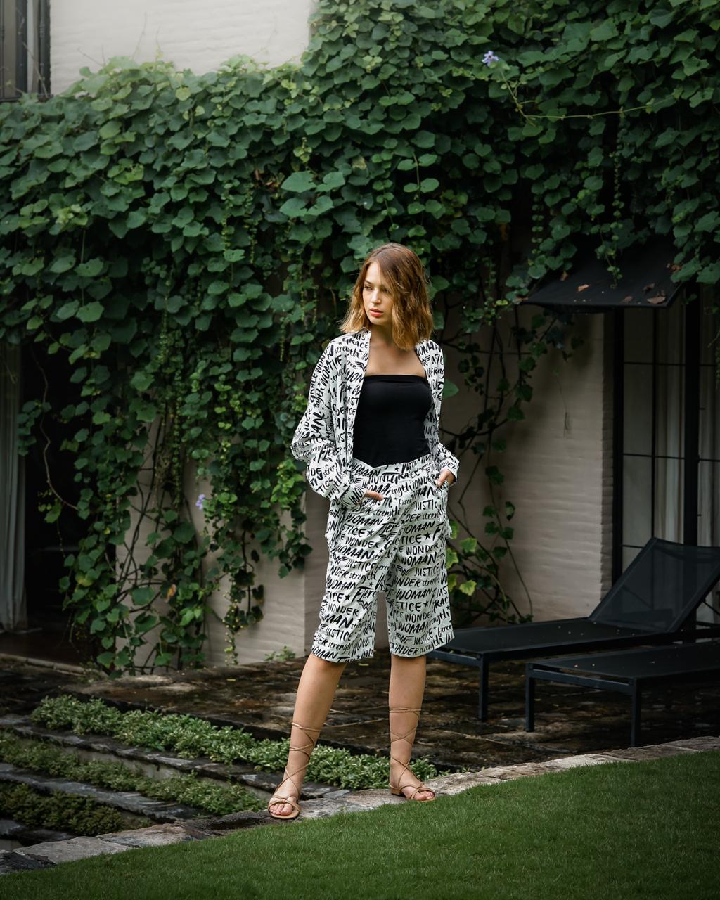 WONDER WOMAN BERMUDA PANTS IN BLACK AND WHITE