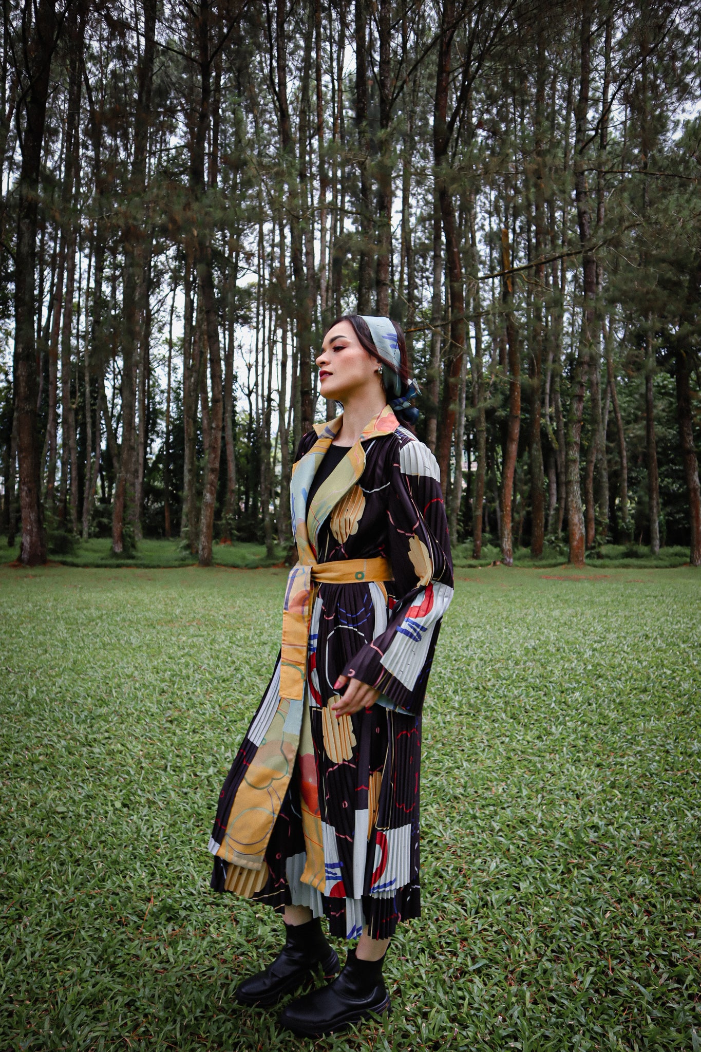 BEAU BLACK PLEATS TRENCH COAT