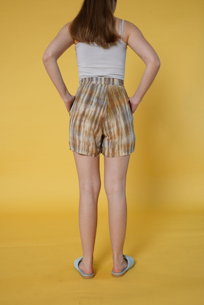 TIE DYE PAINTED LINE SHORT PANTS