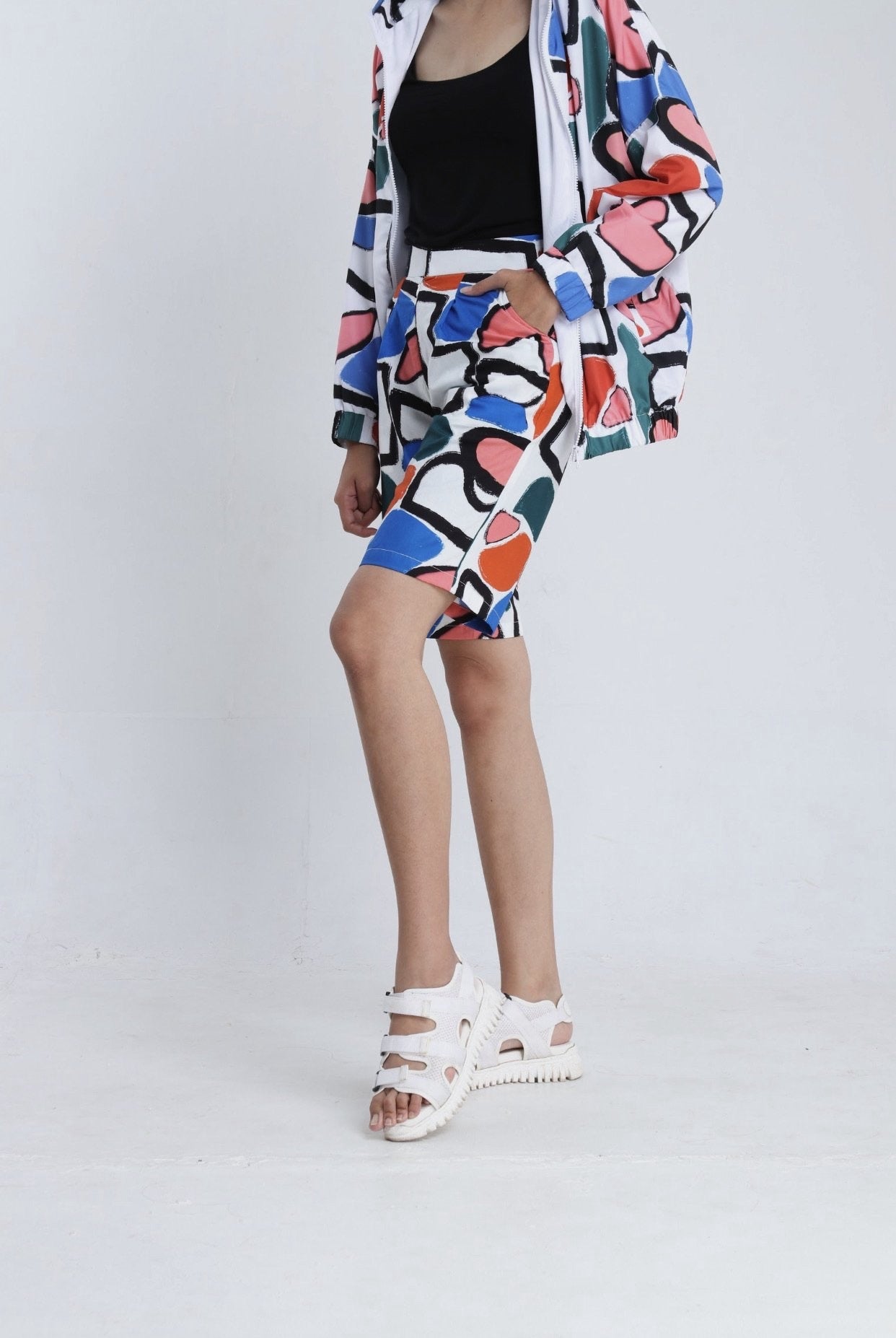 ABSTRACT WHITE BERMUDA PANTS