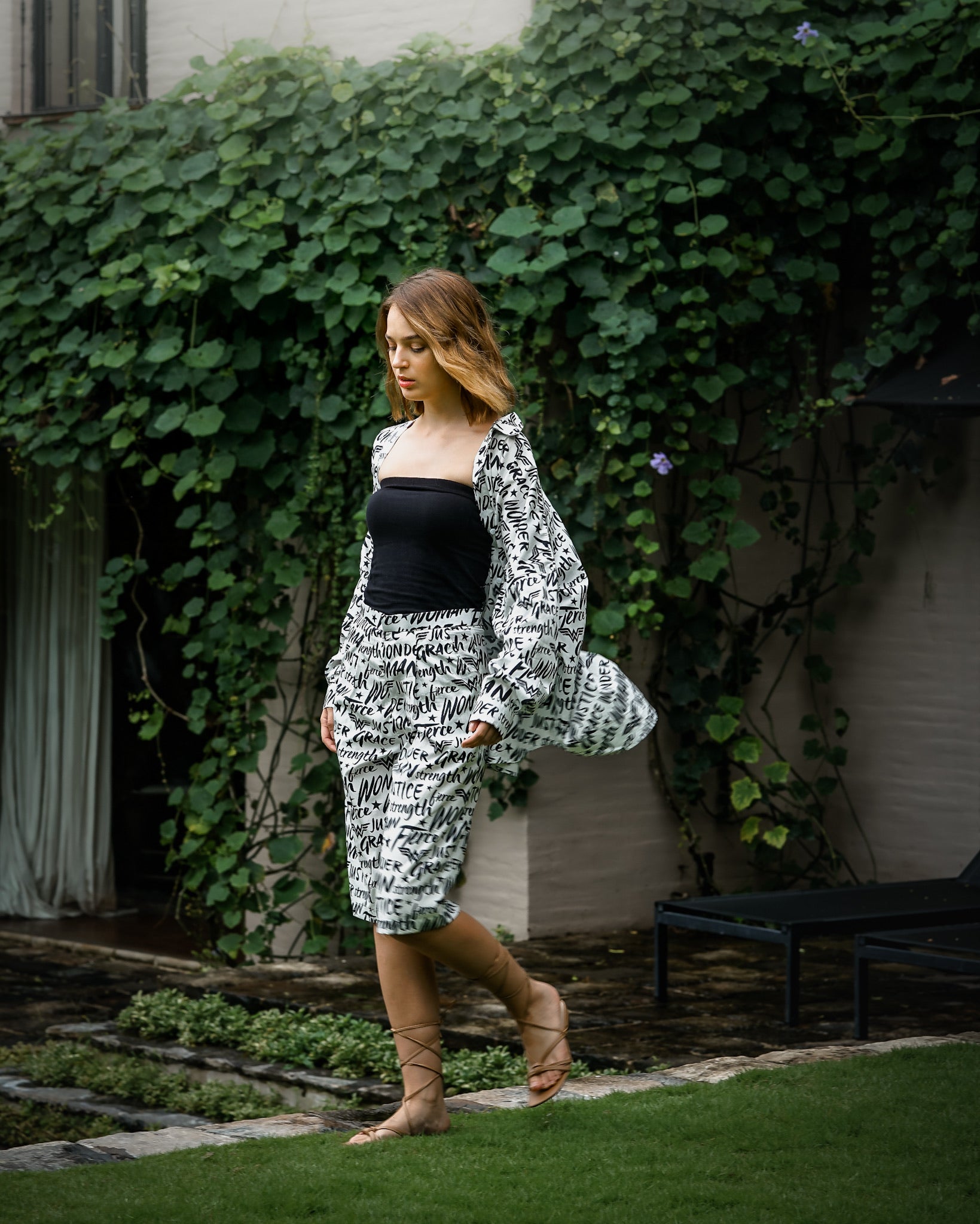 WONDER WOMAN BERMUDA PANTS IN BLACK AND WHITE