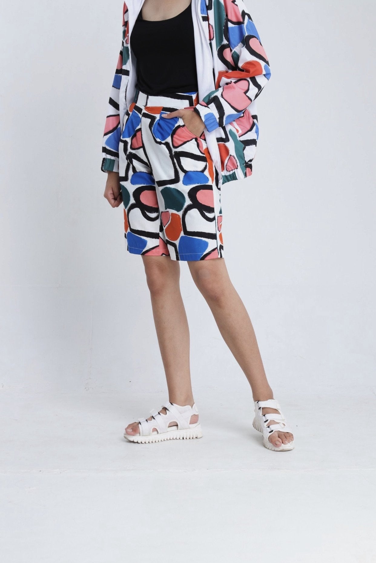 ABSTRACT WHITE BERMUDA PANTS
