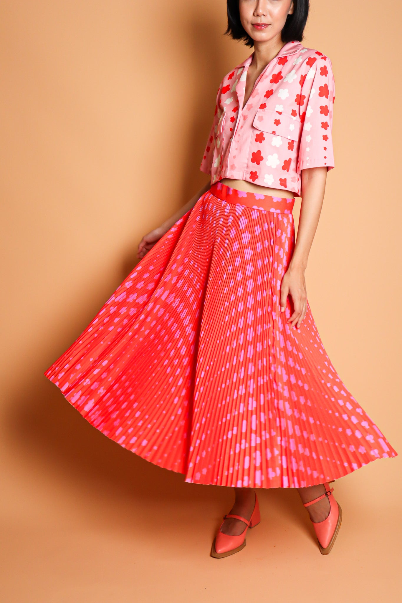 STARS UMBRELLA PLEATS SKIRT IN RED