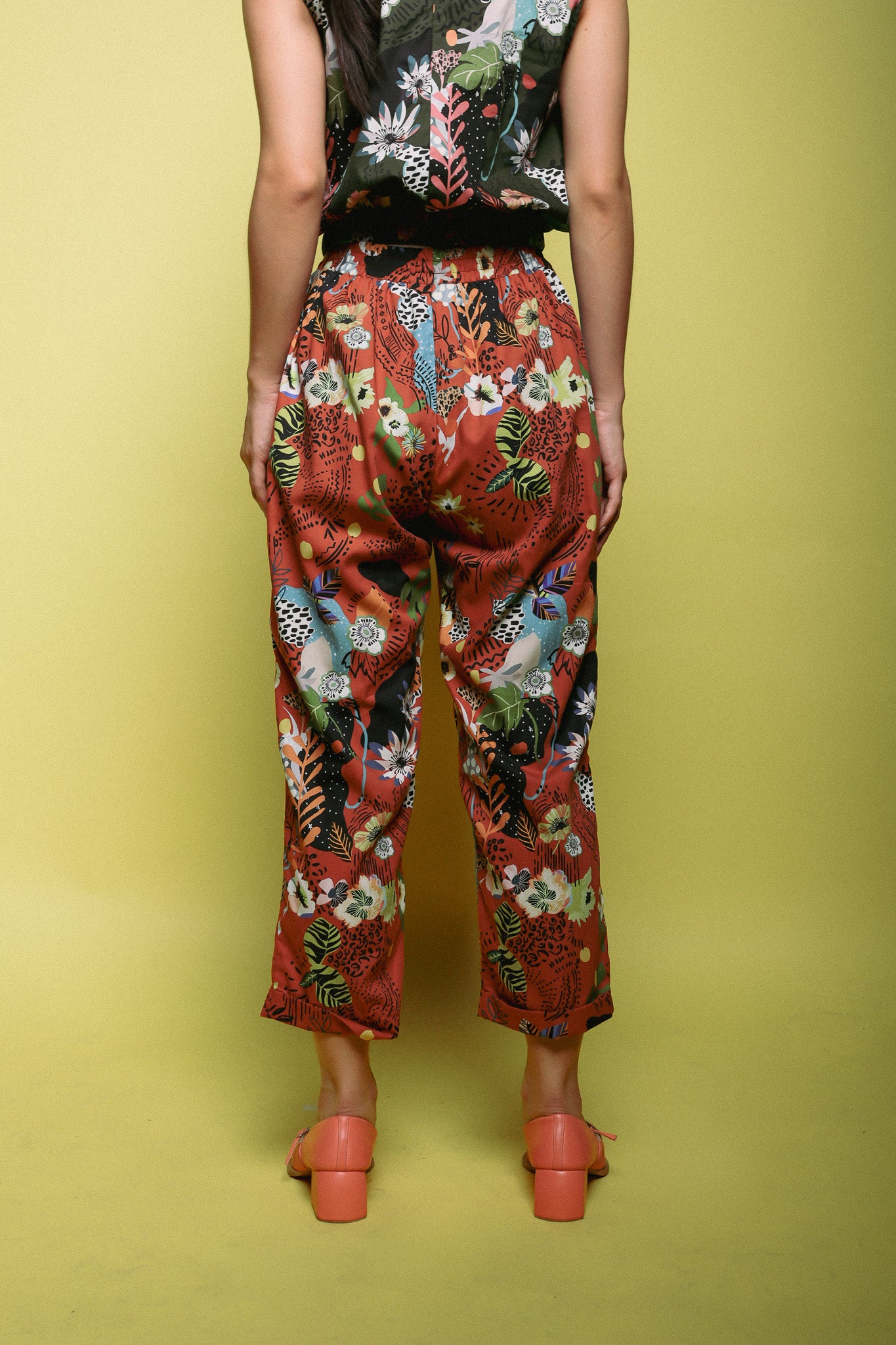 CHRYSANT RUBBER WAIST PANTS IN MAROON