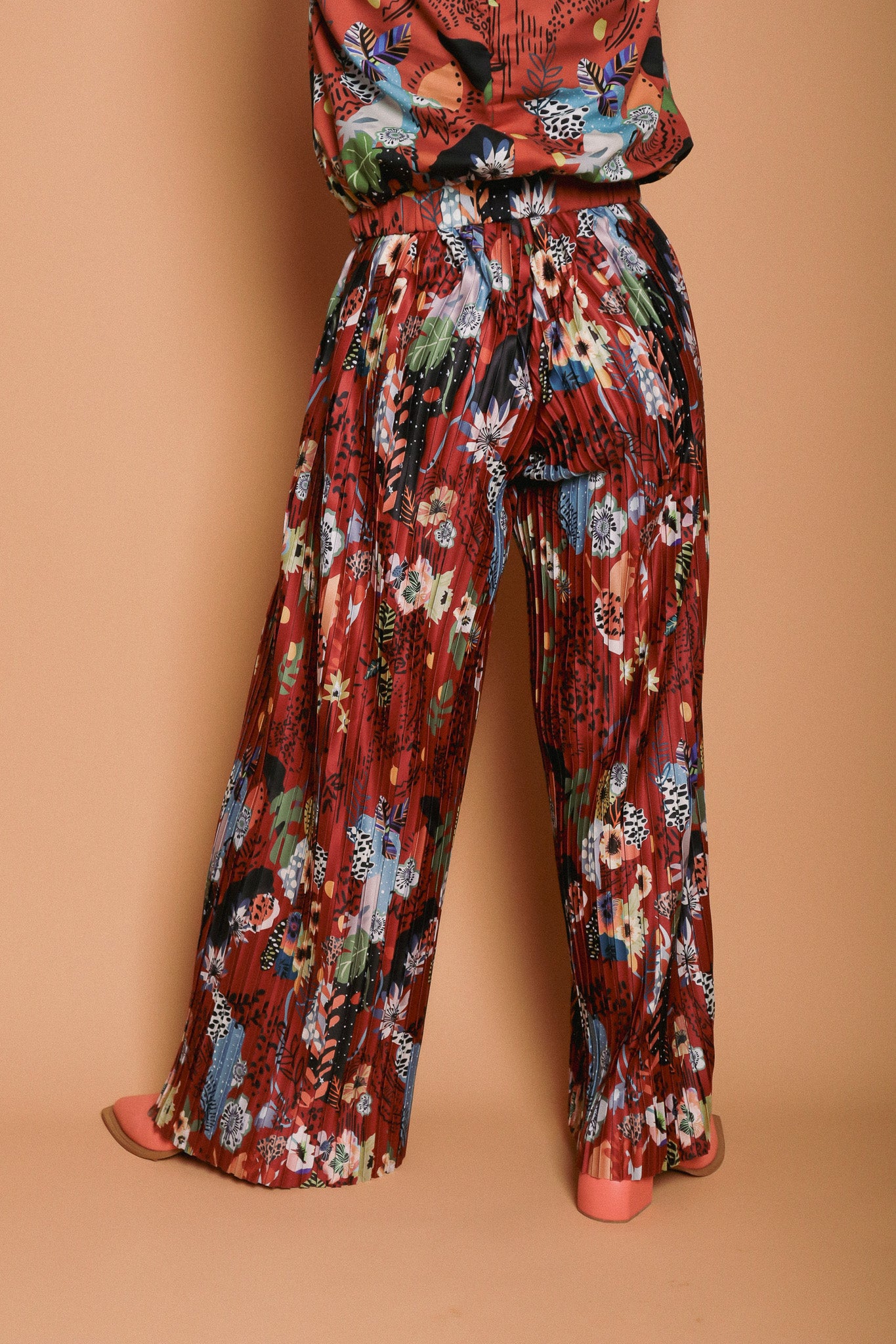 CHRYSANT PLEATS PALAZZO PANTS IN MAROON