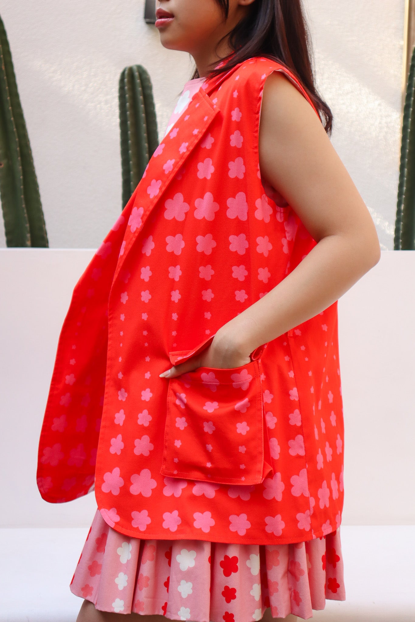 STARS SLEEVELESS BLAZER IN RED