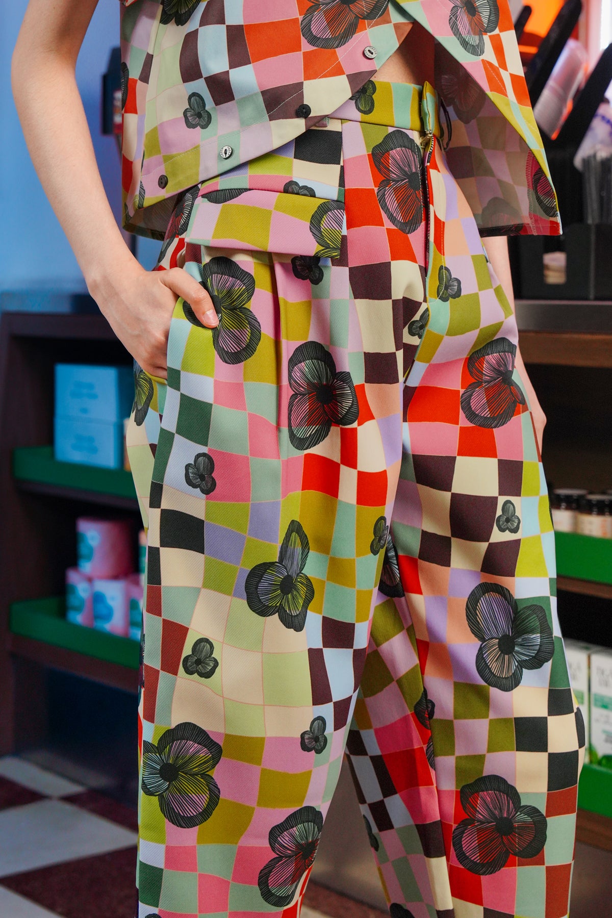 Lucid Bloom Tapered Pants - Hues